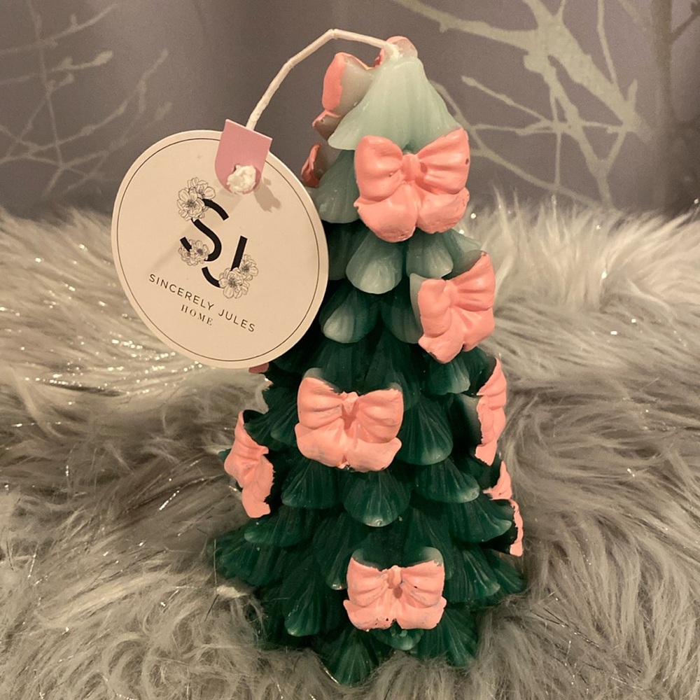 BNWT SINCERELY JULES Viral Christmas Tree Pink Bow Candle